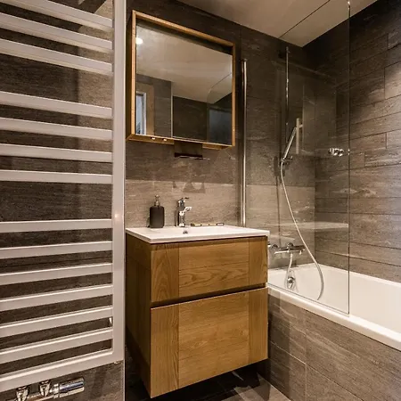 Merbau - By Emerald Apartment *